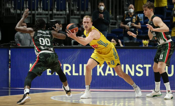 John Brown III, Luke Sikma Aktion Spielszene Zweikampf Basketball Euroleague EL Herren Saison 2021 2022 02.02.2022 ALBA Berlin vs. UNICS Kazan