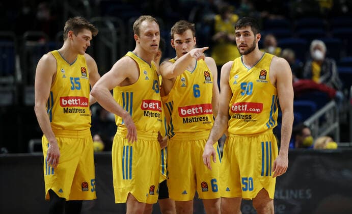 Ben Lammers, Luke Sikma, Malte Delow zeigend, gestikulierend, Yovel Zoosman Basketball Euroleague EL Herren Saison 2021 2022 02.02.2022 ALBA Berlin vs. UNICS Kazan