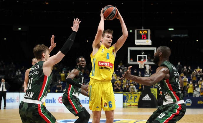 Mario Hezonja, Malte Delow, Tonye Jekiri Aktion Spielszene Zweikampf Basketball Euroleague EL Herren Saison 2021 2022 02.02.2022 ALBA Berlin vs. UNICS Kazan