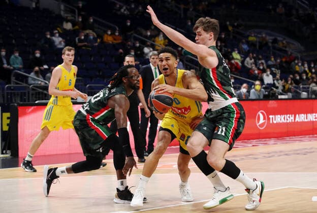 Sport Bilder des Tages John Brown III, Maodo Lo, Mario Hezonja Aktion Spielszene Zweikampf Basketball Euroleague EL Herren Saison 2021 2022 02.02.2022 ALBA Berlin vs. UNICS Kazan