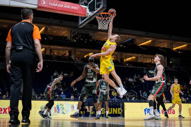 Basketball Berlin 02.02.2022 Saison 2021 2022 Euroleague Regular Season Alba Berlin - UNICS Kazan Luke Sikma (Alba Berlin, No.43) Tonye Jekiri (Kazan, No.23)