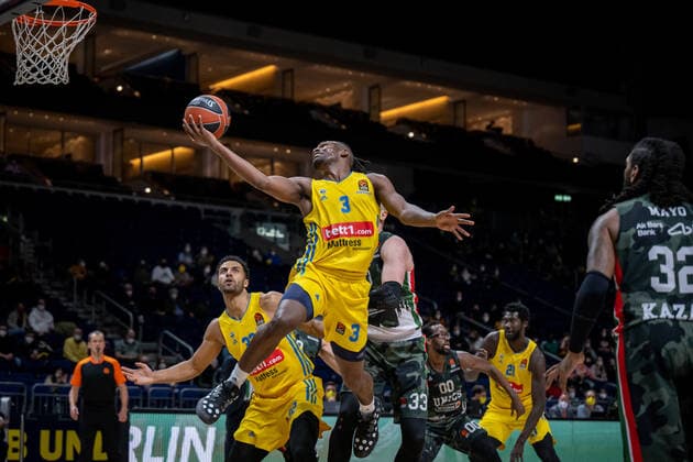 Basketball Berlin 02.02.2022 Saison 2021 2022 Euroleague Regular Season Alba Berlin - UNICS Kazan Jaleen Smith (Alba Berlin, No.03) Andrey Vorontsevich (Kazan, No.33)