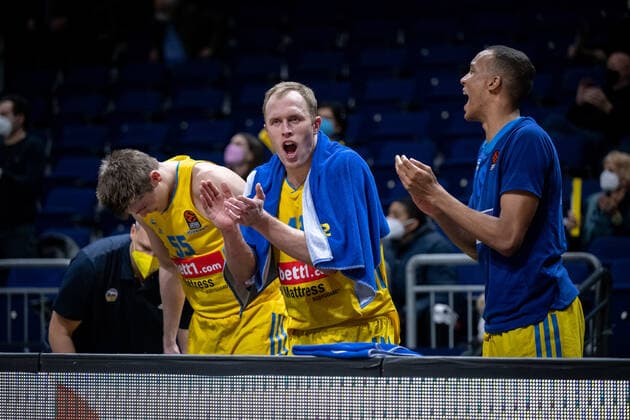 Basketball Berlin 02.02.2022 Saison 2021 2022 Euroleague Regular Season Alba Berlin - UNICS Kazan Luke Sikma (Alba Berlin, No.43) Louis Olinde (Alba Berlin, No.19) re.