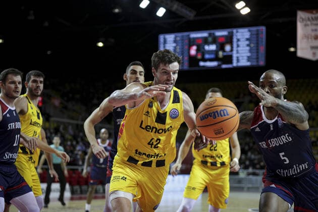 Aaron Doomekamp 42 et Ike Udanoh 5 BASKET BALL : SIG Strasbourg vs Tenerife - Ligue des Champions - 02 02 2022 ElyxandroCegarra Panoramic 