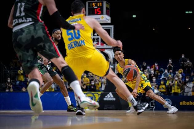 Basketball Berlin 02.02.2022 Saison 2021 2022 Euroleague Regular Season Alba Berlin - UNICS Kazan Maodo Lo (Alba Berlin, No.00) passt auf Javel Zoosman (Alba Berlin, No.50)
