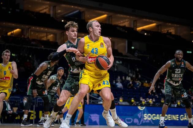 Basketball Berlin 02.02.2022 Saison 2021 2022 Euroleague Regular Season Alba Berlin - UNICS Kazan Luke Sikma (Alba Berlin, No.43) Mario Hezonja (Kazan, No.11)