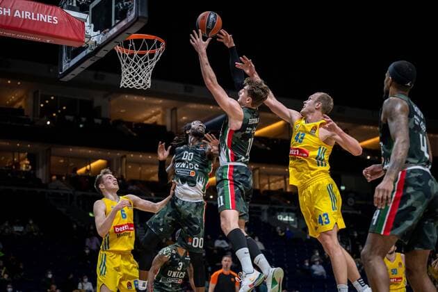 Basketball Berlin 02.02.2022 Saison 2021 2022 Euroleague Regular Season Alba Berlin - UNICS Kazan Mario Hezonja (Kazan, No.11) vor Luke Sikma (Alba Berlin, No.43) John Brown III (Kazan, No.00)
