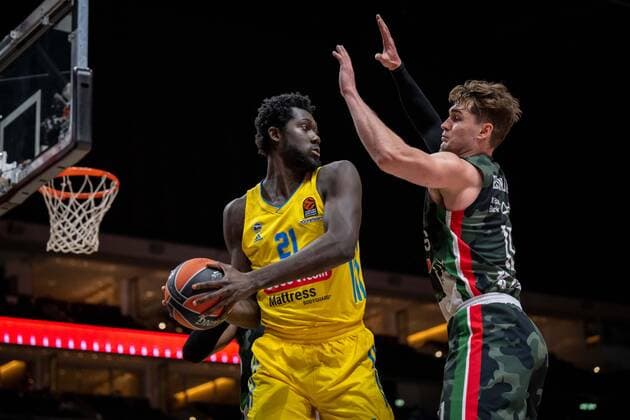 Basketball Berlin 02.02.2022 Saison 2021 2022 Euroleague Regular Season Alba Berlin - UNICS Kazan Christ Koumadje (Alba Berlin, No.21) Mario Hezonja (Kazan, No.11)