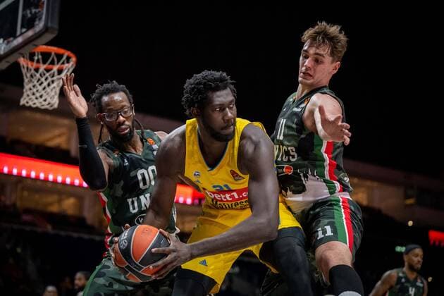 Basketball Berlin 02.02.2022 Saison 2021 2022 Euroleague Regular Season Alba Berlin - UNICS Kazan Christ Koumadje (Alba Berlin, No.21) Mario Hezonja (Kazan, No.11) John Brown III (Kazan, No.00)