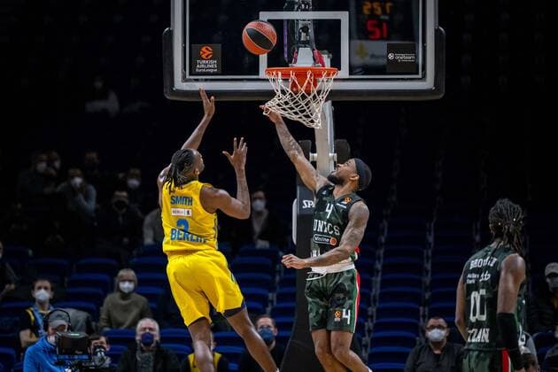 Basketball Berlin 02.02.2022 Saison 2021 2022 Euroleague Regular Season Alba Berlin - UNICS Kazan Jaleen Smith (Alba Berlin, No.03) Lorenzo Brown (Kazan, No.04)