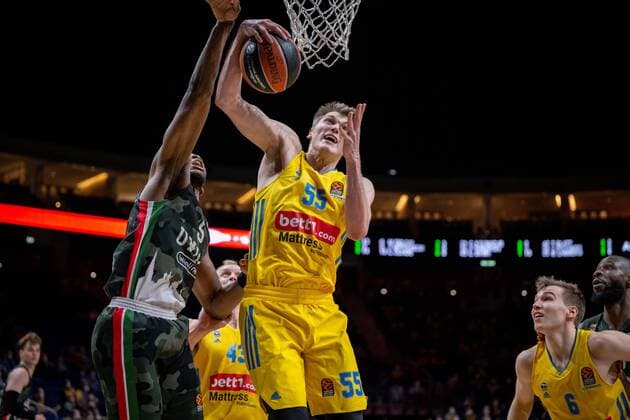 Basketball Berlin 02.02.2022 Saison 2021 2022 Euroleague Regular Season Alba Berlin - UNICS Kazan Ben Lammers (Alba Berlin, No.55) Isaiah Canaan (Kazan, No.03)