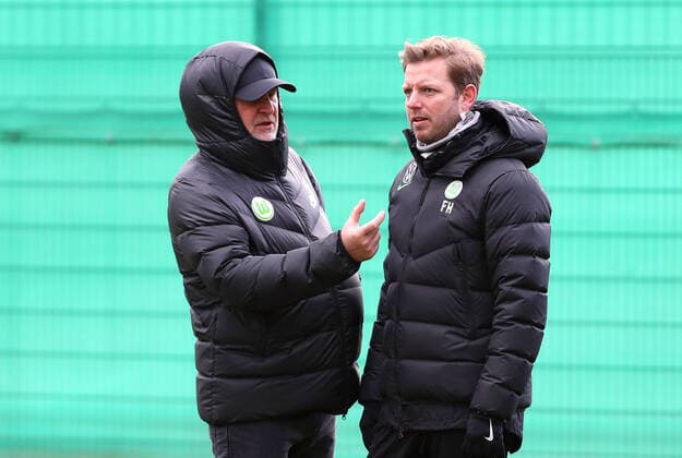 VfL Training Wolfsburg, 02.02.2022, FUßBALL - VfL Wolfsburg, Training, 1. Bundesliga, Saison 2021 22. Geschäftsführer Jörg Schmadtke (VfL Wolfsburg), Cheftrainer Florian Kohfeldt (VfL Wolfsburg) Wolfsburg