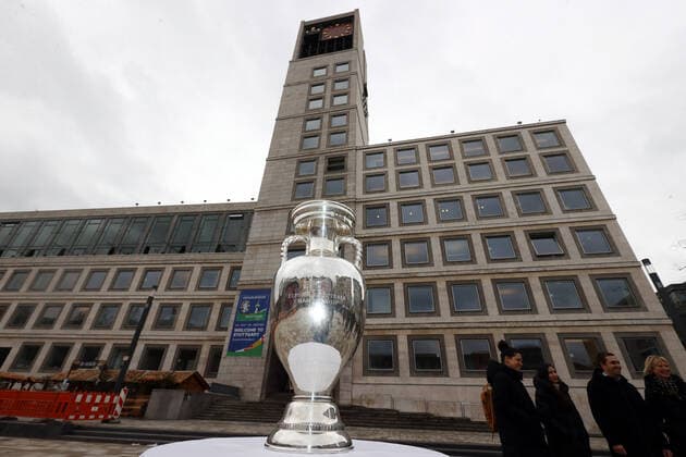 01.02.22 UEFA EURO, EM, Europameisterschaft,Fussball Week Stuttgart Deutschland, Stuttgart, 01.02.2022, Fussball, UEFA Euro 2024 Week in Stuttgart: EM Pokal Trophäe Feature vor dem Stuttgarter Rathaus.