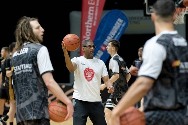 Basketball Loewen Braunschweig - s.Oliver Wuerzburg Steven Key (Trainerassistent s.Oliver Wuerzburg) beim Aufwaermen Basketball Loewen Braunschweig - s.Oliver Wuerzburg, Basketball, BBL, Saison 2021 2022, 03.02.2022 Braunschweig Copyright: xEibner-Pressefoto Jan-FredericxHelbigx