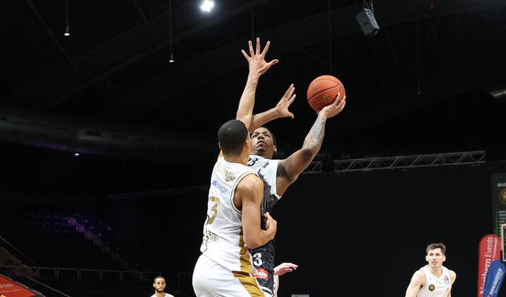 Desi Rodriguez (s.Oliver Wuerzburg), Nicholas Tischler (Basketball Loewen Braunschweig)