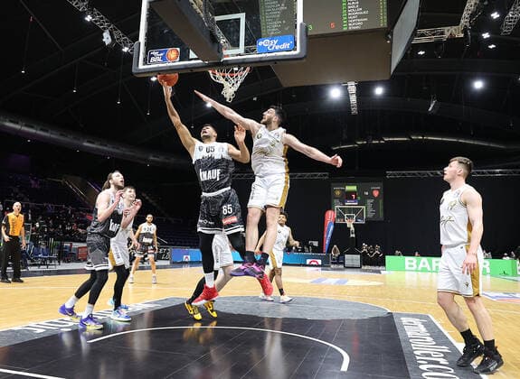 Filip Stanic (s.Oliver Wuerzburg), Owen Klassen (Basketball Loewen Braunschweig)