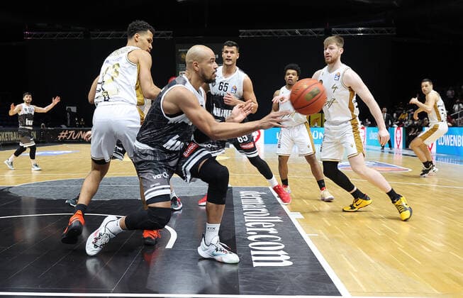 Brandon Tischler (Basketball Loewen Braunschweig), Alex King (s.Oliver Wuerzburg)