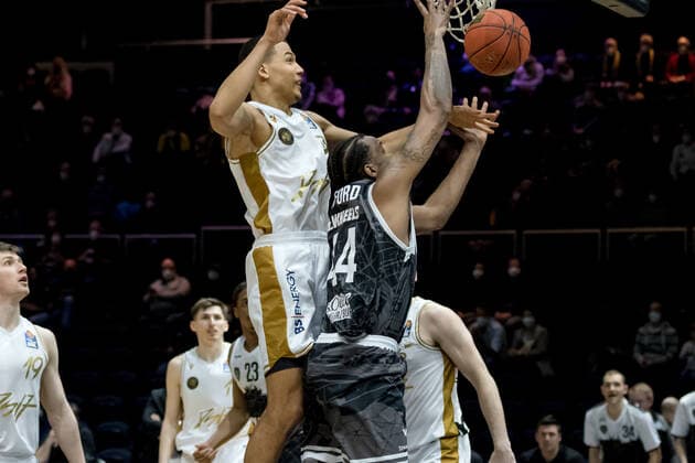Basketball Loewen Braunschweig - s.Oliver Wuerzburg William Buford (Nr. 44 s.Oliver Wuerzburg) unterm Korb Basketball Loewen Braunschweig - s.Oliver Wuerzburg, Basketball, BBL, Saison 2021 2022, 03.02.2022 Braunschweig Copyright: xEibner-Pressefoto Jan-FredericxHelbigx