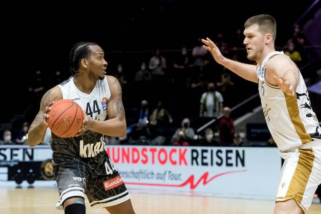 Basketball Loewen Braunschweig - s.Oliver Wuerzburg William Buford (Nr. 44 s.Oliver Wuerzburg) Owen Klassen (Nr. 5 Basketball Loewen Braunschweig) Basketball Loewen Braunschweig - s.Oliver Wuerzburg, Basketball, BBL, Saison 2021 2022, 03.02.2022 Braunschweig Copyright: xEibner-Pressefoto Jan-FredericxHelbigx