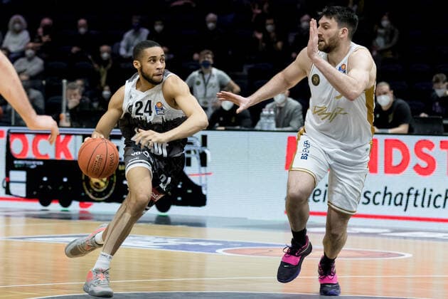Basketball Loewen Braunschweig - s.Oliver Wuerzburg Cameron Hunt (Nr. 24 s.Oliver Wuerzburg) vs Owen Klassen (Nr. 5 Basketball Loewen Braunschweig) Basketball Loewen Braunschweig - s.Oliver Wuerzburg, Basketball, BBL, Saison 2021 2022, 03.02.2022 Braunschweig Copyright: xEibner-Pressefoto Jan-FredericxHelbigx