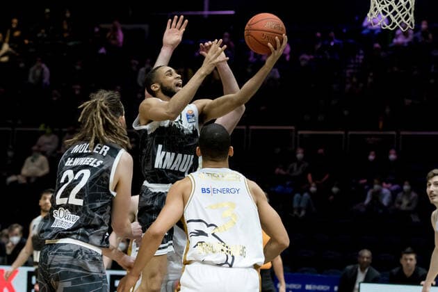 Basketball Loewen Braunschweig - s.Oliver Wuerzburg Cameron Hunt (Nr. 24 s.Oliver Wuerzburg) Craig Moller (Nr. 22 s.Oliver Wuerzburg) Nicholas Tischler (Nr. 3 Basketball Loewen Braunschweig) Basketball Loewen Braunschweig - s.Oliver Wuerzburg, Basketball, BBL, Saison 2021 2022, 03.02.2022 Braunschweig Copyright: xEibner-Pressefoto Jan-FredericxHelbigx