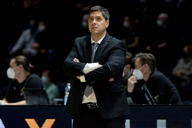 Basketball Loewen Braunschweig - s.Oliver Wuerzburg Sasa Filipovski (Trainer s.Oliver Wuerzburg) schaut skeptsich Basketball Loewen Braunschweig - s.Oliver Wuerzburg, Basketball, BBL, Saison 2021 2022, 03.02.2022 Braunschweig Copyright: xEibner-Pressefoto Jan-FredericxHelbigx