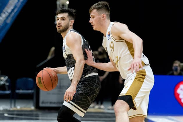 Basketball Loewen Braunschweig - s.Oliver Wuerzburg Luciano Parodi (Nr. 10 s.Oliver Wuerzburg) vs Ondrej Sehnal (Nr. 19 Basketball Loewen Braunschweig) Basketball Loewen Braunschweig - s.Oliver Wuerzburg, Basketball, BBL, Saison 2021 2022, 03.02.2022 Braunschweig Copyright: xEibner-Pressefoto Jan-FredericxHelbigx