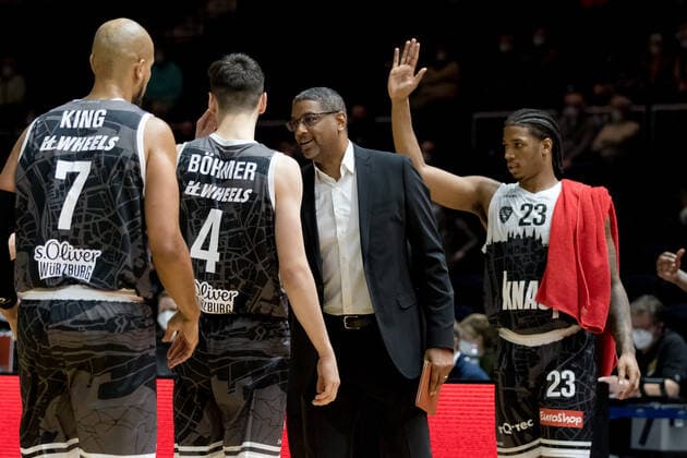 Basketball Loewen Braunschweig - s.Oliver Wuerzburg Steven Key (Trainerassistent s.Oliver Wuerzburg) Desi Rodriguez (Nr. 23 s.Oliver Wuerzburg) Julius Boehmer (Nr. 4 s.Oliver Wuerzburg) Alex King (Nr. 7 s.Oliver Wuerzburg) Basketball Loewen Braunschweig - s.Oliver Wuerzburg, Basketball, BBL, Saison 2021 2022, 03.02.2022 Braunschweig Copyright: xEibner-Pressefoto Jan-FredericxHelbigx