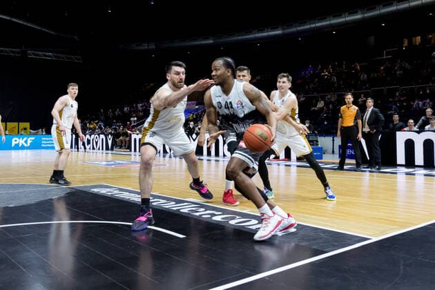 Basketball Loewen Braunschweig - s.Oliver Wuerzburg William Buford (Nr. 44 s.Oliver Wuerzburg) Owen Klassen (Nr. 5 Basketball Loewen Braunschweig) Basketball Loewen Braunschweig - s.Oliver Wuerzburg, Basketball, BBL, Saison 2021 2022, 03.02.2022 Braunschweig Copyright: xEibner-Pressefoto Jan-FredericxHelbigx