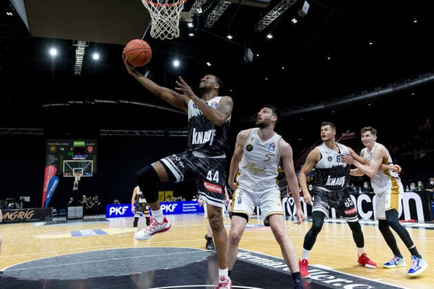 Basketball Loewen Braunschweig - s.Oliver Wuerzburg William Buford (Nr. 44 s.Oliver Wuerzburg) Owen Klassen (Nr. 5 Basketball Loewen Braunschweig) Basketball Loewen Braunschweig - s.Oliver Wuerzburg, Basketball, BBL, Saison 2021 2022, 03.02.2022 Braunschweig Copyright: xEibner-Pressefoto Jan-FredericxHelbigx