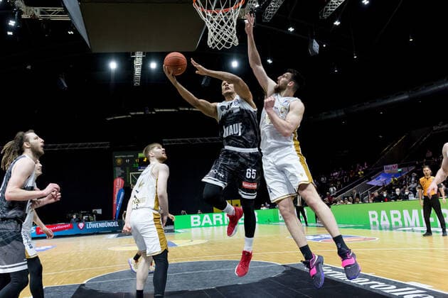 Basketball Loewen Braunschweig - s.Oliver Wuerzburg Filip Stanic (Nr. 65 s.Oliver Wuerzburg) Owen Klassen (Nr. 5 Basketball Loewen Braunschweig) Basketball Loewen Braunschweig - s.Oliver Wuerzburg, Basketball, BBL, Saison 2021 2022, 03.02.2022 Braunschweig Copyright: xEibner-Pressefoto Jan-FredericxHelbigx
