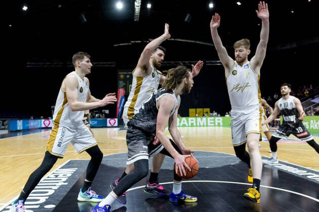 Basketball Loewen Braunschweig - s.Oliver Wuerzburg Craig Moller (Nr. 22 s.Oliver Wuerzburg) Luc van Slooten (Nr. 4 Basketball Loewen Braunschweig) Owen Klassen (Nr. 5 Basketball Loewen Braunschweig) Basketball Loewen Braunschweig - s.Oliver Wuerzburg, Basketball, BBL, Saison 2021 2022, 03.02.2022 Braunschweig Copyright: xEibner-Pressefoto Jan-FredericxHelbigx