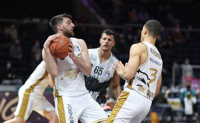Owen Klassen (Basketball Loewen Braunschweig) am Ball