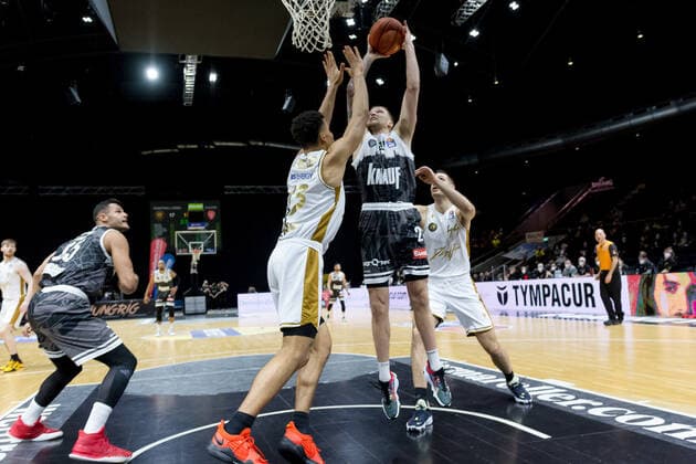 Basketball Loewen Braunschweig - s.Oliver Wuerzburg Aigars Skele (Nr. 21 s.Oliver Wuerzburg) Brandon Tischler (Nr. 13 Basketball Loewen Braunschweig) Benedikt Turudic (Nr. 44 Basketball Loewen Braunschweig) Basketball Loewen Braunschweig - s.Oliver Wuerzburg, Basketball, BBL, Saison 2021 2022, 03.02.2022 Braunschweig Copyright: xEibner-Pressefoto Jan-FredericxHelbigx