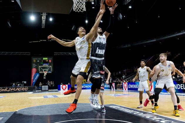 Basketball Loewen Braunschweig - s.Oliver Wuerzburg Brandon Tischler (Nr. 13 Basketball Loewen Braunschweig) Alex King (Nr. 7 s.Oliver Wuerzburg) Basketball Loewen Braunschweig - s.Oliver Wuerzburg, Basketball, BBL, Saison 2021 2022, 03.02.2022 Braunschweig Copyright: xEibner-Pressefoto Jan-FredericxHelbigx