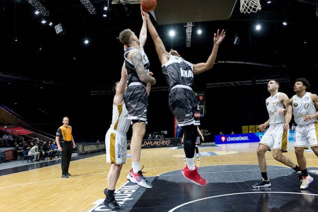 Basketball Loewen Braunschweig - s.Oliver Wuerzburg Basketball Loewen Braunschweig - s.Oliver Wuerzburg, Basketball, BBL, Saison 2021 2022, 03.02.2022 Braunschweig Copyright: xEibner-Pressefoto Jan-FredericxHelbigx