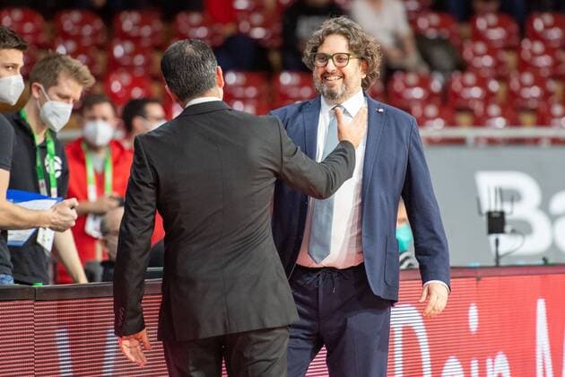 Head Coach Andrea Trinchieri (FC Bayern) begruesst seinen Kollegen Head Coach Ioannis Sfairopoulos (Maccabi Fox Tel Aviv), FC Bayern Basketball vs. Maccabi Fox Tel Aviv, Euroleague, 03.02.2022 Muenchen Bayern Deutschland