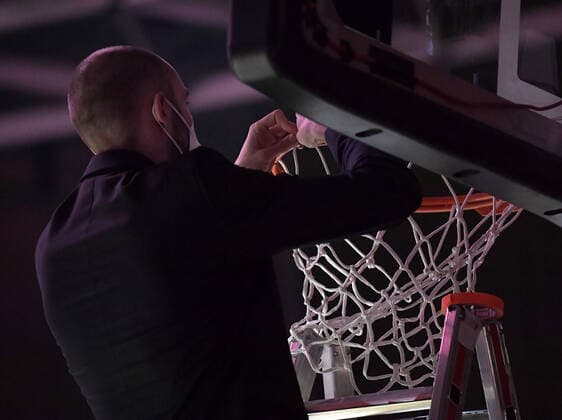 03.02.2022, xemx, Basketball Euroleague, FC Bayern Muenchen - Maccabi Electra Tel Aviv emspor, v.l. Netz wird repariert Muenchen