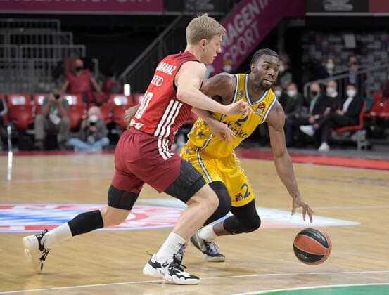 03.02.2022, xemx, Basketball Euroleague, FC Bayern Muenchen - Maccabi Electra Tel Aviv emspor, v.l. Ognjen Jaramaz (FC Bayern Basketball), Keenan Evans (Maccabi Electra Tel Aviv) Muenchen