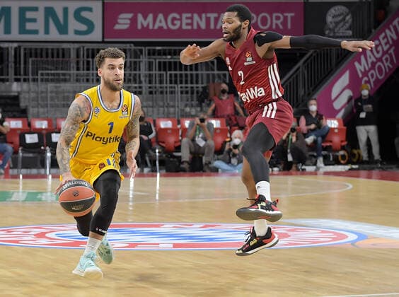 03.02.2022, xemx, Basketball Euroleague, FC Bayern Muenchen - Maccabi Electra Tel Aviv emspor, v.l. Scottie Wilbekin (Maccabi Electra Tel Aviv), Corey Walden (FC Bayern Basketball) Muenchen