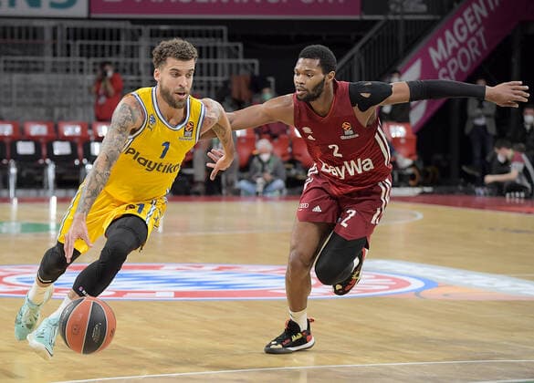 03.02.2022, xemx, Basketball Euroleague, FC Bayern Muenchen - Maccabi Electra Tel Aviv emspor, v.l. Scottie Wilbekin (Maccabi Electra Tel Aviv), Corey Walden (FC Bayern Basketball) Muenchen