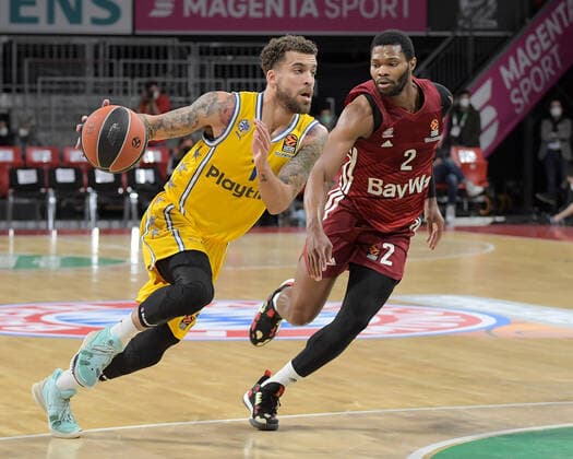 03.02.2022, xemx, Basketball Euroleague, FC Bayern Muenchen - Maccabi Electra Tel Aviv emspor, v.l. Scottie Wilbekin (Maccabi Electra Tel Aviv), Corey Walden (FC Bayern Basketball) Muenchen