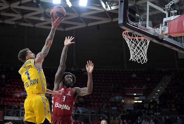 03.02.2022, xemx, Basketball Euroleague, FC Bayern Muenchen - Maccabi Electra Tel Aviv emspor, v.l. Scottie Wilbekin (Maccabi Electra Tel Aviv), Othello Hunter (FC Bayern Basketball) Muenchen