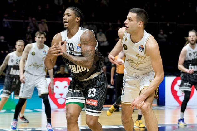 Basketball Loewen Braunschweig - s.Oliver Wuerzburg Desi Rodriguez (Nr. 23 s.Oliver Wuerzburg) Benedikt Turudic (Nr. 44 Basketball Loewen Braunschweig) Basketball Loewen Braunschweig - s.Oliver Wuerzburg, Basketball, BBL, Saison 2021 2022, 03.02.2022 Braunschweig Copyright: xEibner-Pressefoto Jan-FredericxHelbigx
