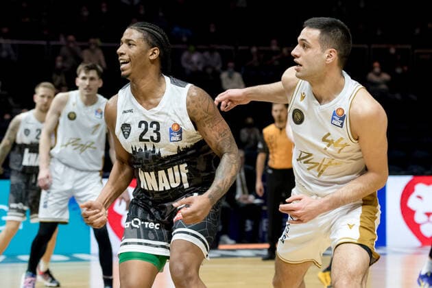 Basketball Loewen Braunschweig - s.Oliver Wuerzburg Desi Rodriguez (Nr. 23 s.Oliver Wuerzburg) Benedikt Turudic (Nr. 44 Basketball Loewen Braunschweig) Basketball Loewen Braunschweig - s.Oliver Wuerzburg, Basketball, BBL, Saison 2021 2022, 03.02.2022 Braunschweig Copyright: xEibner-Pressefoto Jan-FredericxHelbigx