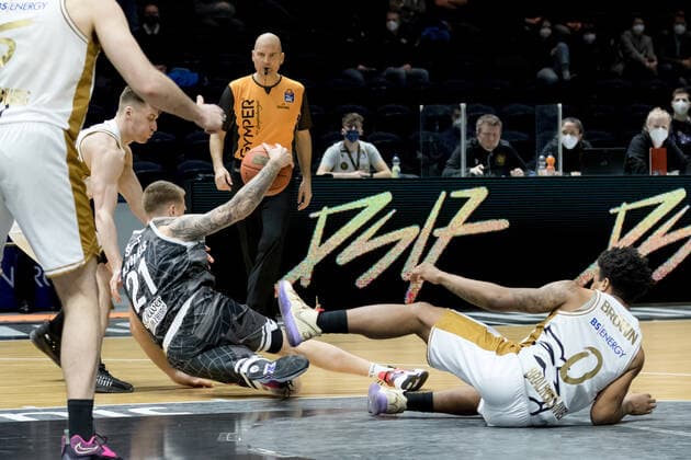 Basketball Loewen Braunschweig - s.Oliver Wuerzburg Aigars Skele (Nr. 21 s.Oliver Wuerzburg) Tookie Brown (Nr. 0 Basketball Loewen Braunschweig) Basketball Loewen Braunschweig - s.Oliver Wuerzburg, Basketball, BBL, Saison 2021 2022, 03.02.2022 Braunschweig Copyright: xEibner-Pressefoto Jan-FredericxHelbigx