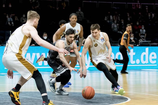 Basketball Loewen Braunschweig - s.Oliver Wuerzburg Luciano Parodi (Nr. 10 s.Oliver Wuerzburg) David Kraemer (Nr. 1 Basketball Loewen Braunschweig) Basketball Loewen Braunschweig - s.Oliver Wuerzburg, Basketball, BBL, Saison 2021 2022, 03.02.2022 Braunschweig Copyright: xEibner-Pressefoto Jan-FredericxHelbigx