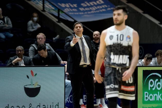 Basketball Loewen Braunschweig - s.Oliver Wuerzburg Sasa Filipovski (Trainer s.Oliver Wuerzburg) Luciano Parodi (Nr. 10 s.Oliver Wuerzburg) Basketball Loewen Braunschweig - s.Oliver Wuerzburg, Basketball, BBL, Saison 2021 2022, 03.02.2022 Braunschweig Copyright: xEibner-Pressefoto Jan-FredericxHelbigx