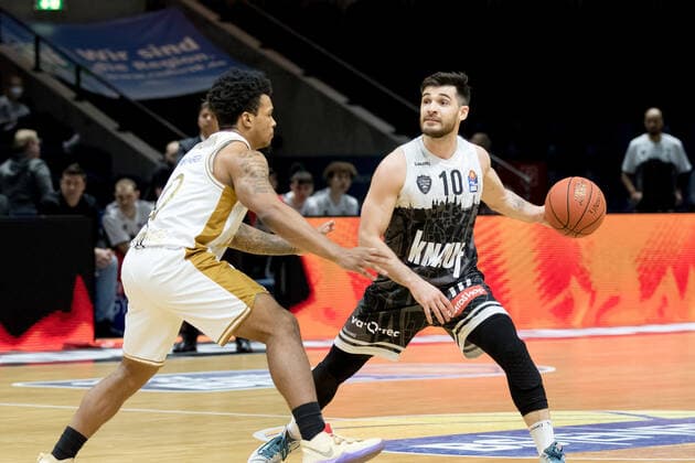 Basketball Loewen Braunschweig - s.Oliver Wuerzburg Luciano Parodi (Nr. 10 s.Oliver Wuerzburg) Tookie Brown (Nr. 0 Basketball Loewen Braunschweig) Basketball Loewen Braunschweig - s.Oliver Wuerzburg, Basketball, BBL, Saison 2021 2022, 03.02.2022 Braunschweig Copyright: xEibner-Pressefoto Jan-FredericxHelbigx