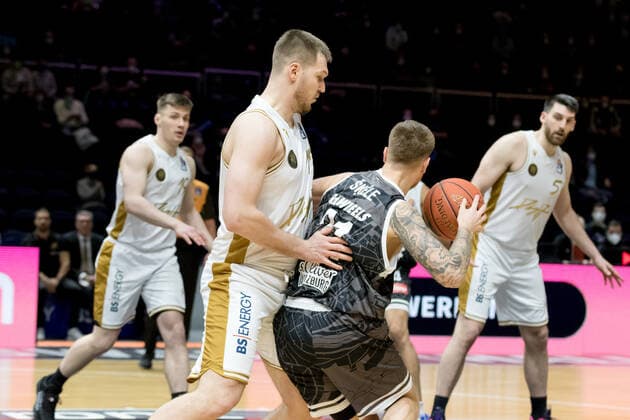 Basketball Loewen Braunschweig - s.Oliver Wuerzburg Aigars Skele (Nr. 21 s.Oliver Wuerzburg) Martin Peterka (Nr. 15 Basketball Loewen Braunschweig) Basketball Loewen Braunschweig - s.Oliver Wuerzburg, Basketball, BBL, Saison 2021 2022, 03.02.2022 Braunschweig Copyright: xEibner-Pressefoto Jan-FredericxHelbigx